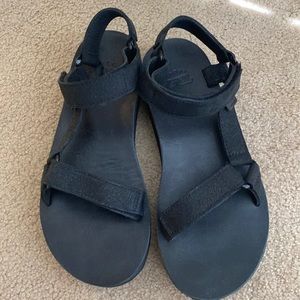 *Like New* Teva black leather midform sandals